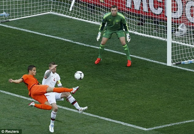 Hà Lan nắm quyền kiểm soát bóng nhiều hơn những phút đầu. Ibrahim Afellay thực hiện một pha bắt volley.